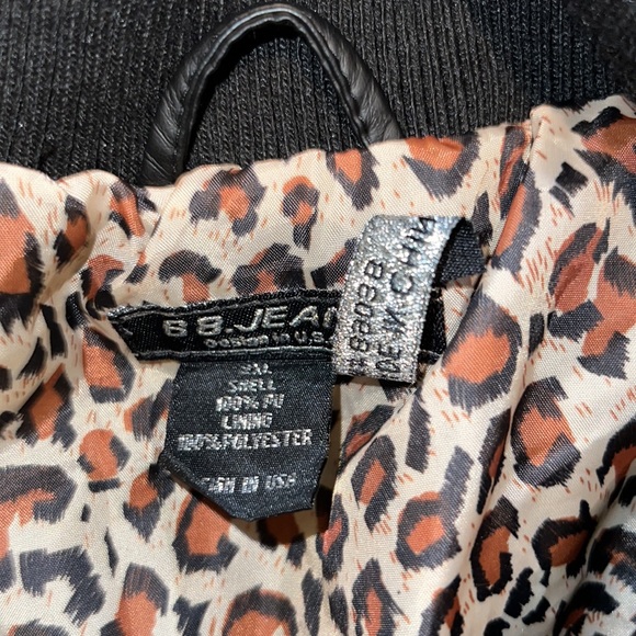 Sleek Black Sleeveless Vest for Women - Picture 2 of 3